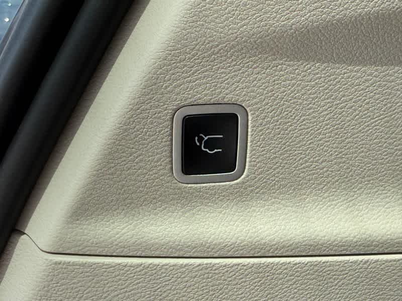 Used 2024 Bright White Clearcoat Chrysler Limited image 8