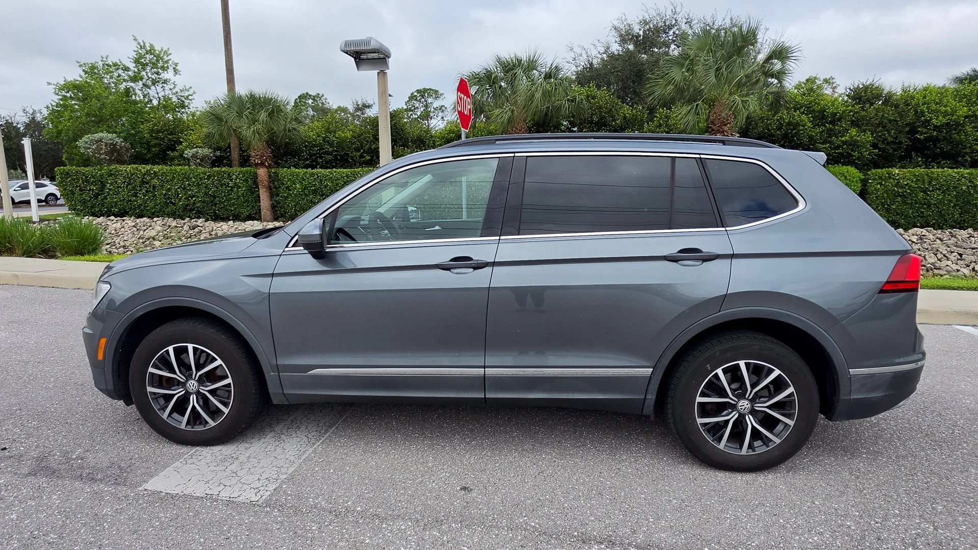 Used 2020 Platinum Gray Metallic Volkswagen 2.0T SE image 8