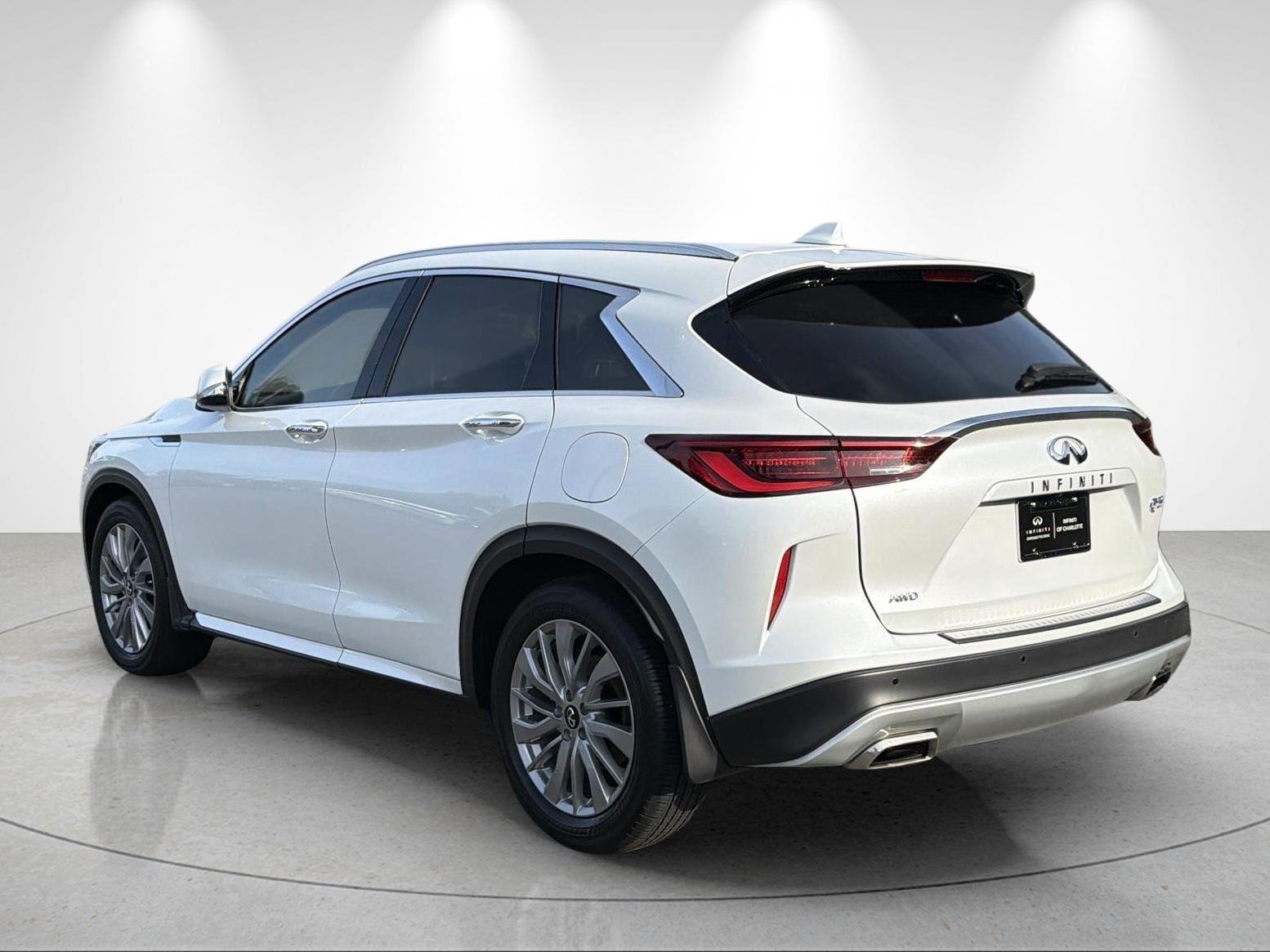 Used 2024 Radiant White INFINITI LUXE image 3