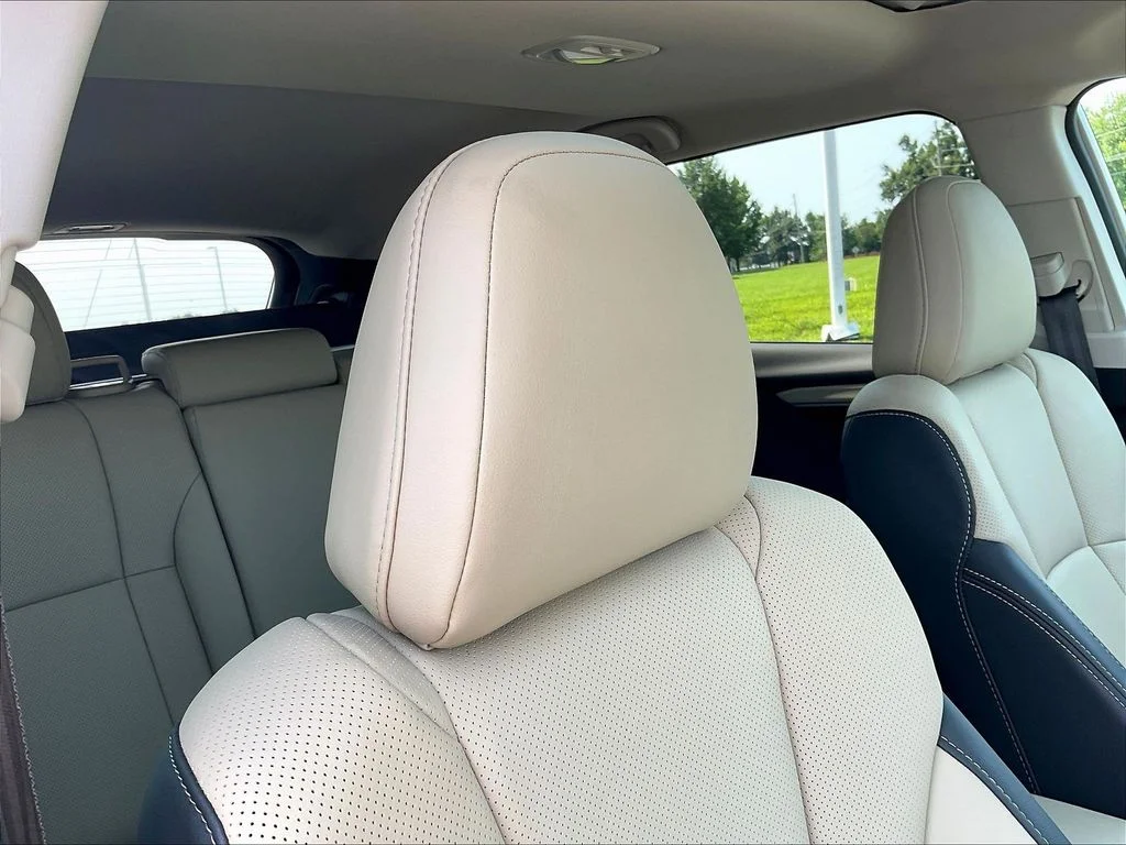 Used 2025 Crystal White Pearl Subaru Limited image 27