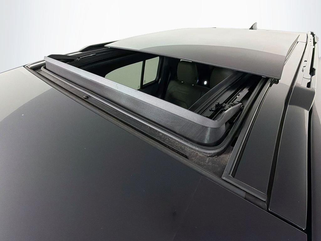 Used 2022 Green Land Rover S image 23