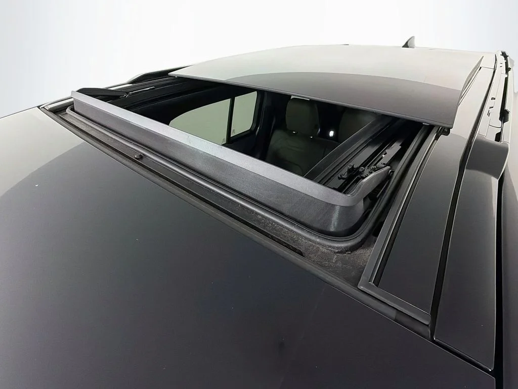 Used 2022 Green Land Rover S image 23