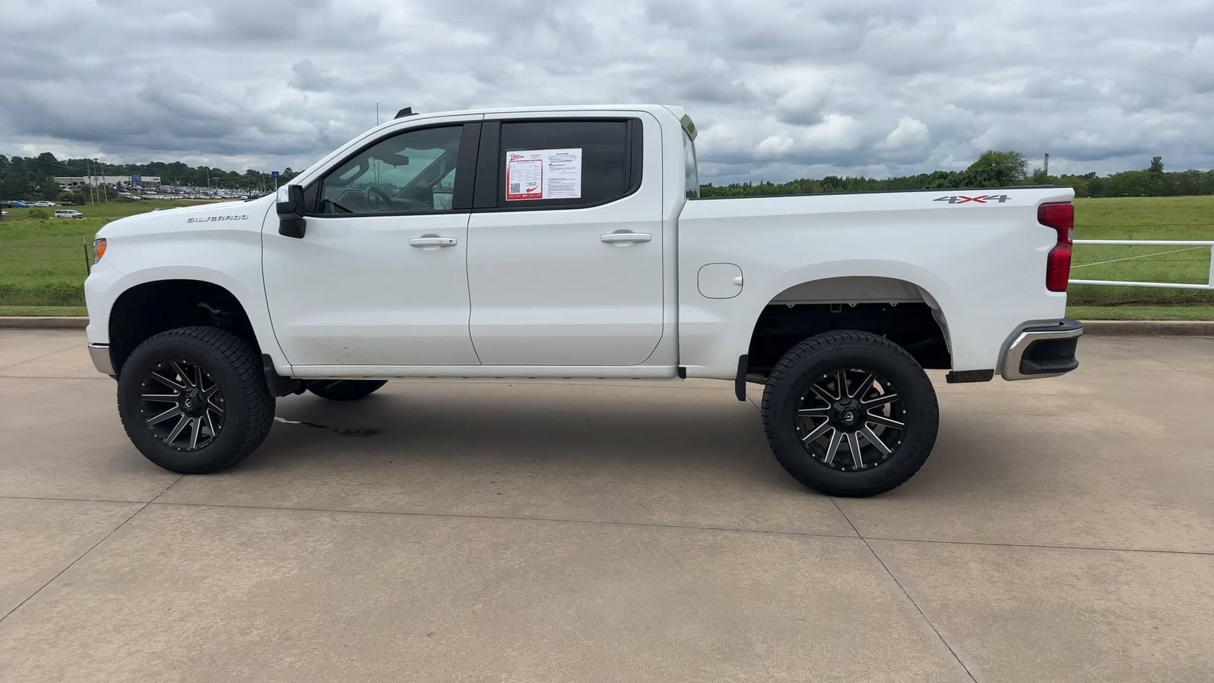 Used 2025 White Chevrolet LT image 6