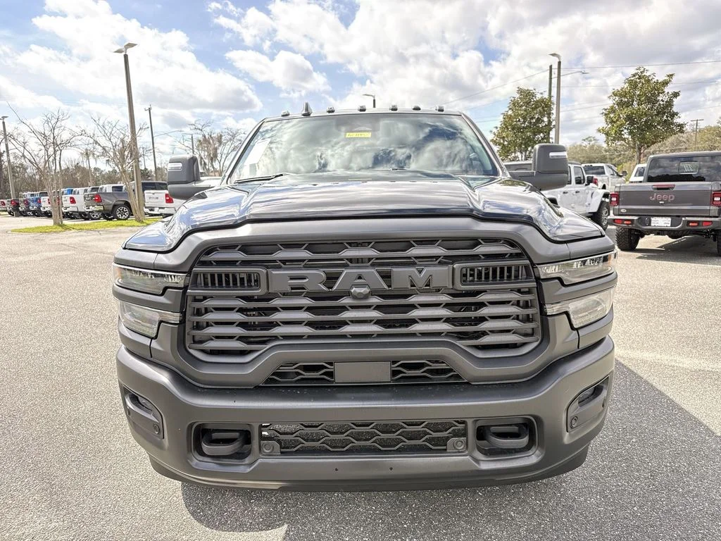 New 2026 Diamond Black Crystal Pearl-Coat Exterior Paint RAM Tradesman image 8