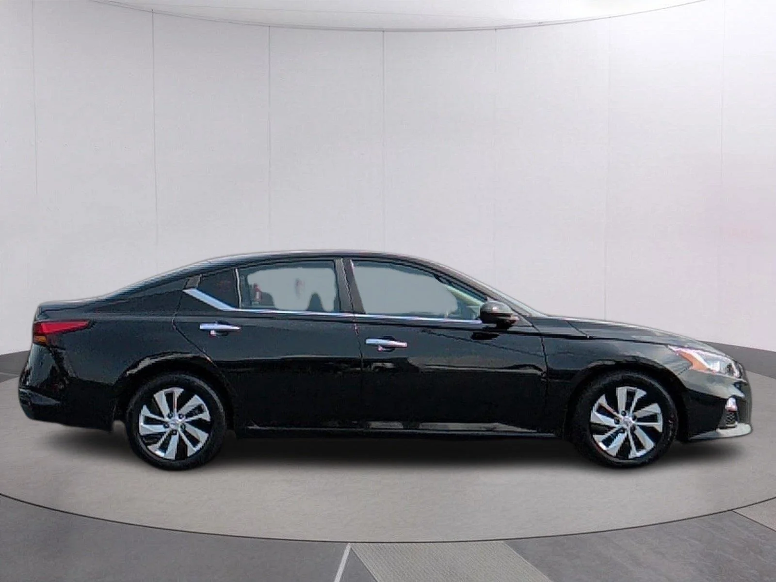 Used 2021 Glacier White Nissan 2.5 S image 6
