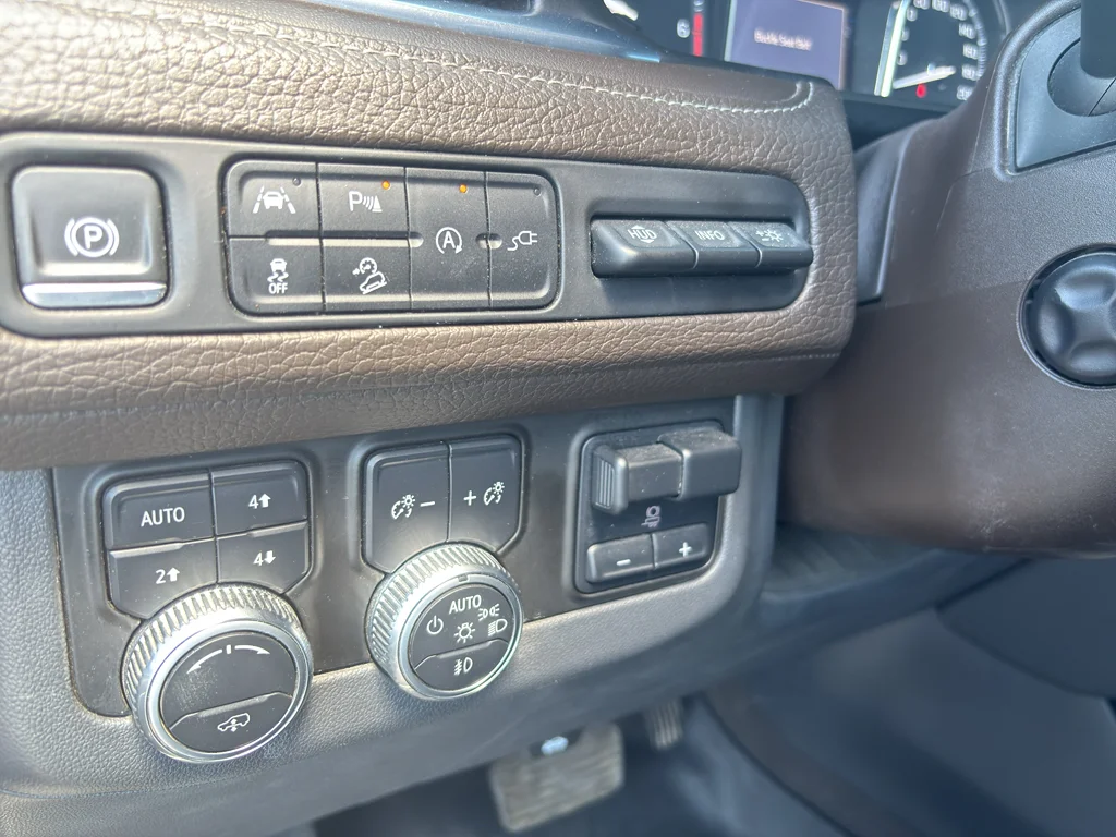 Used 2021 White GMC Denali image 19