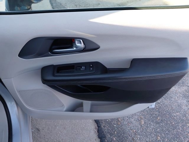 Used 2024 Silver Mist Clearcoat Chrysler Touring L image 28