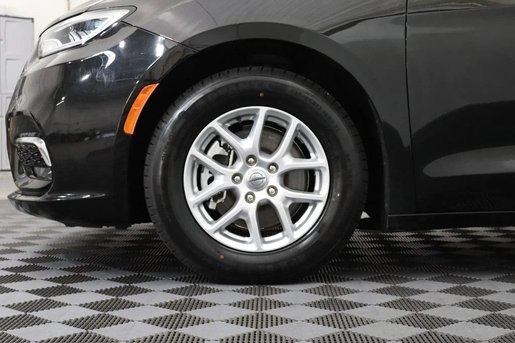 Certified Used 2022 Brilliant Black Chrysler Touring L image 4