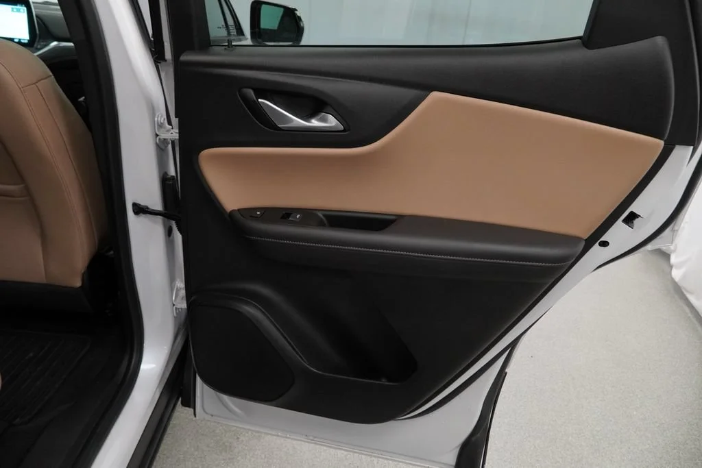 Used 2025 Iridescent Pearl Tricoat Chevrolet Premier image 26