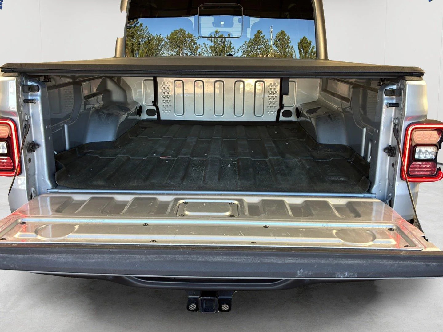 Used 2024 Silver Zynith Clearcoat Jeep Rubicon image 10