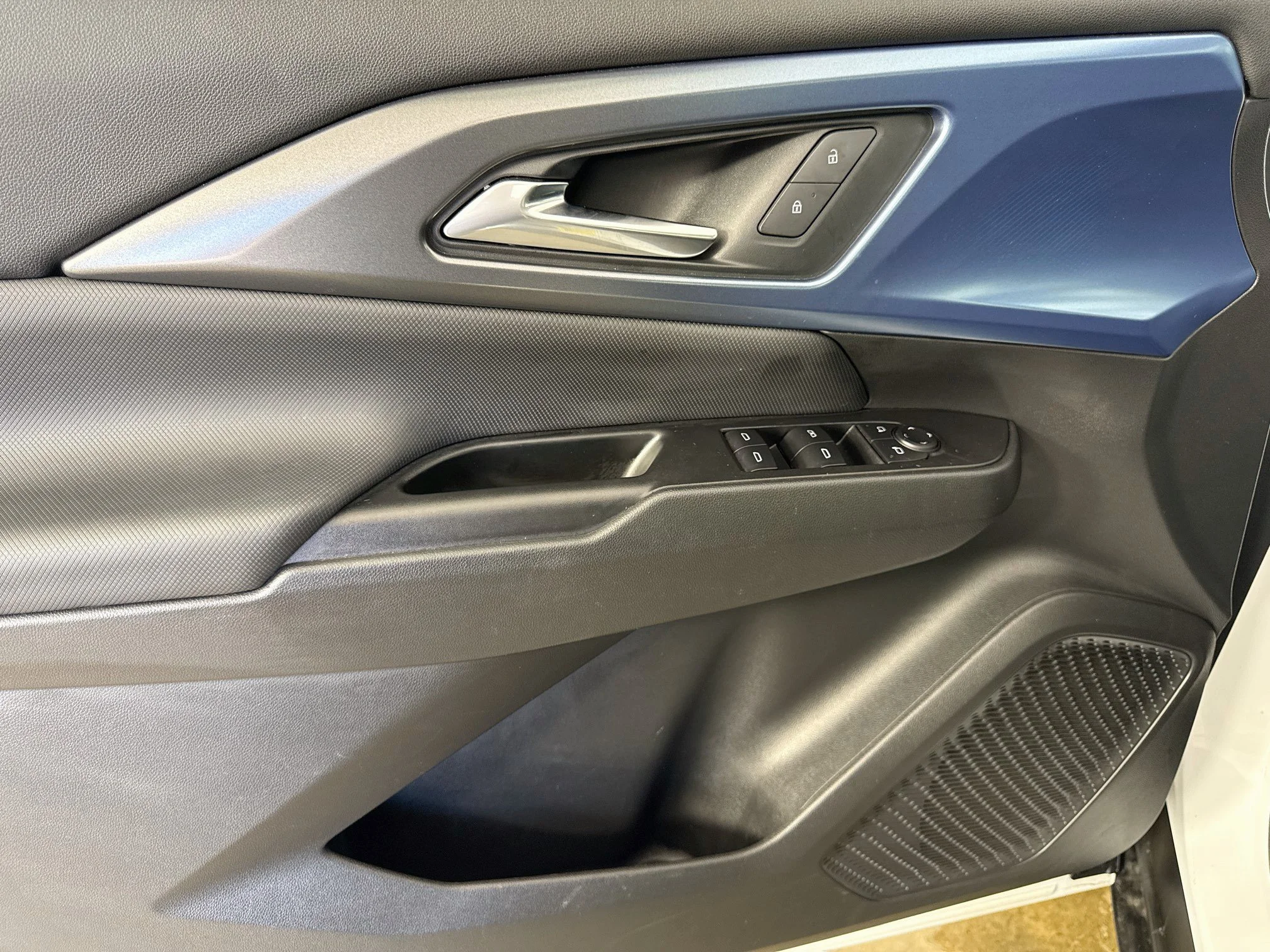 Used 2025 Summit White Chevrolet LT image 21