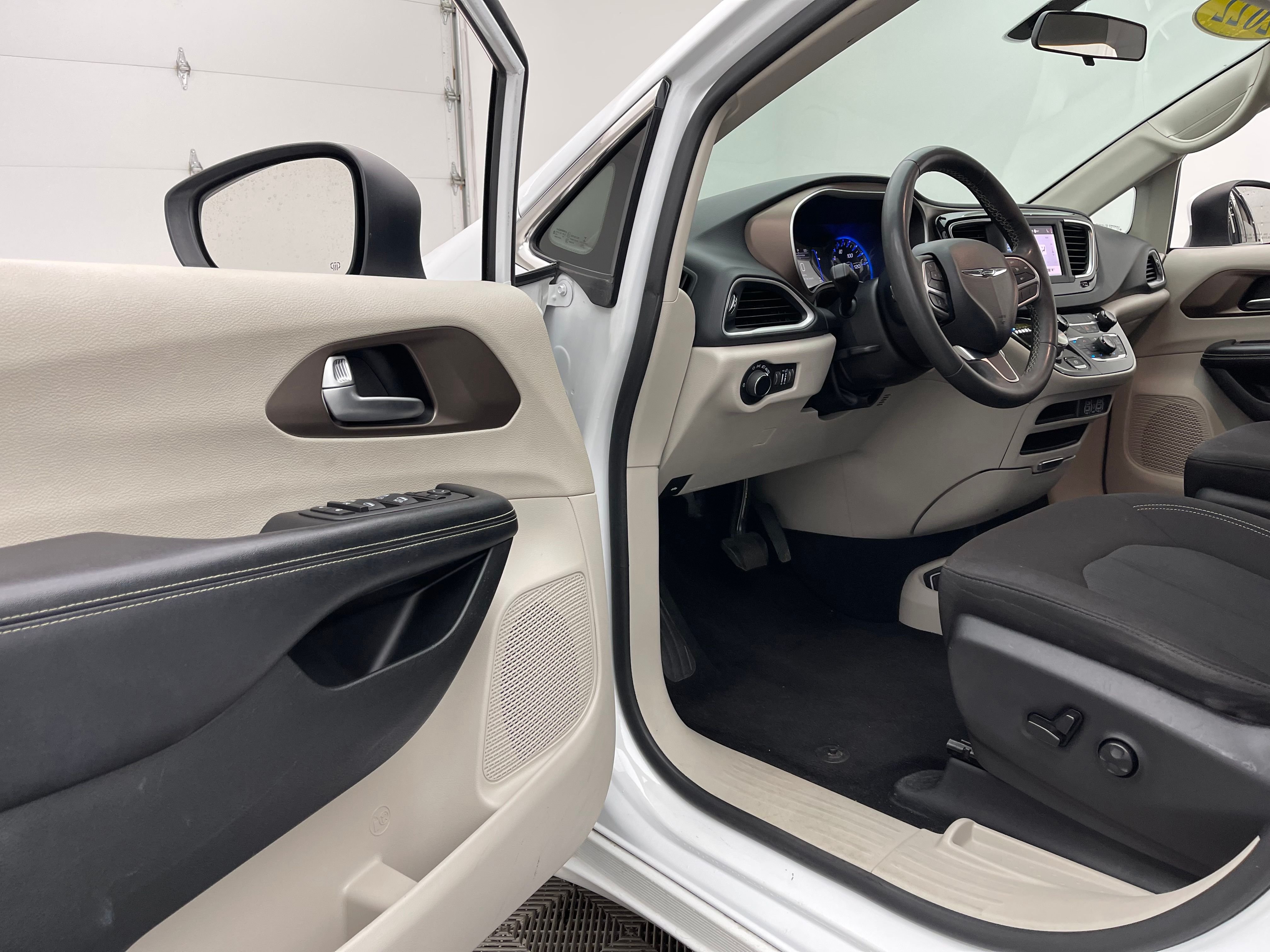 Used 2022 Bright White Clearcoat Chrysler LX image 16