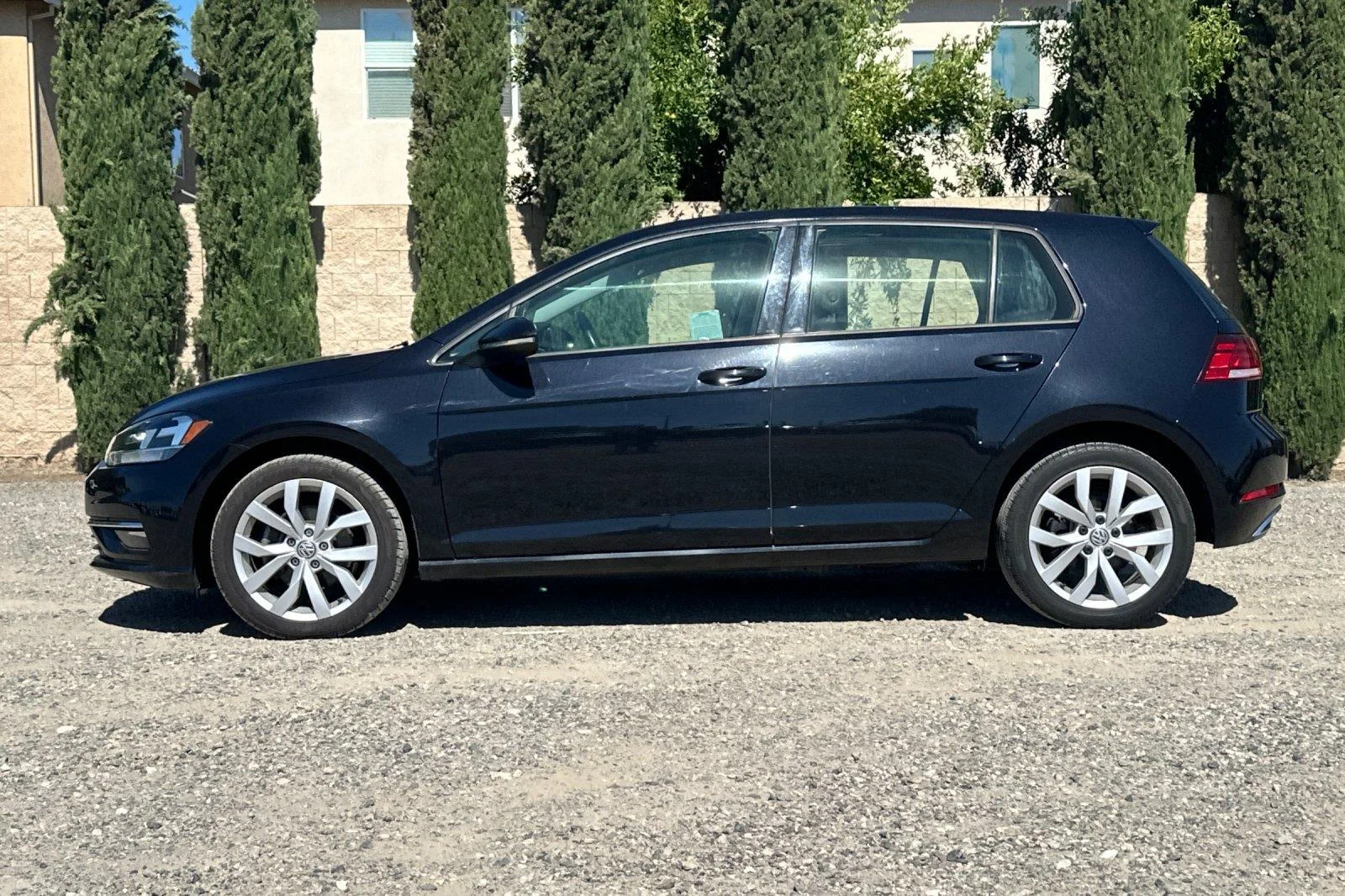 Used 2019 Deep Black Pearl Volkswagen SE image 7