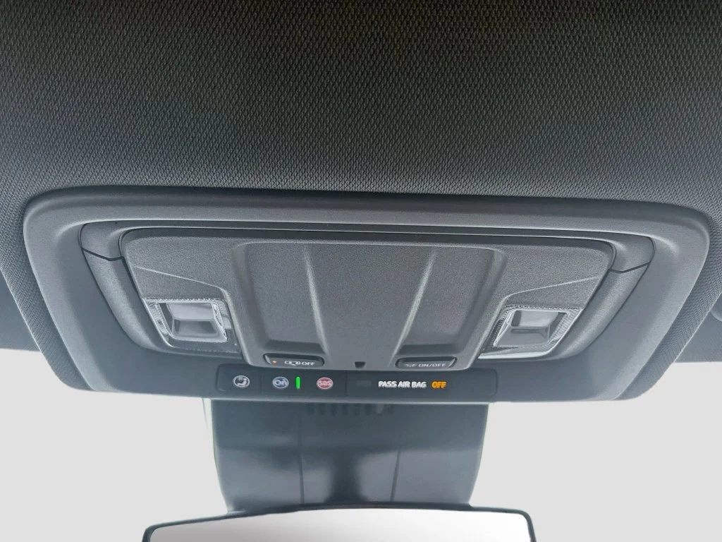 Used 2025 Summit White GMC Elevation image 18