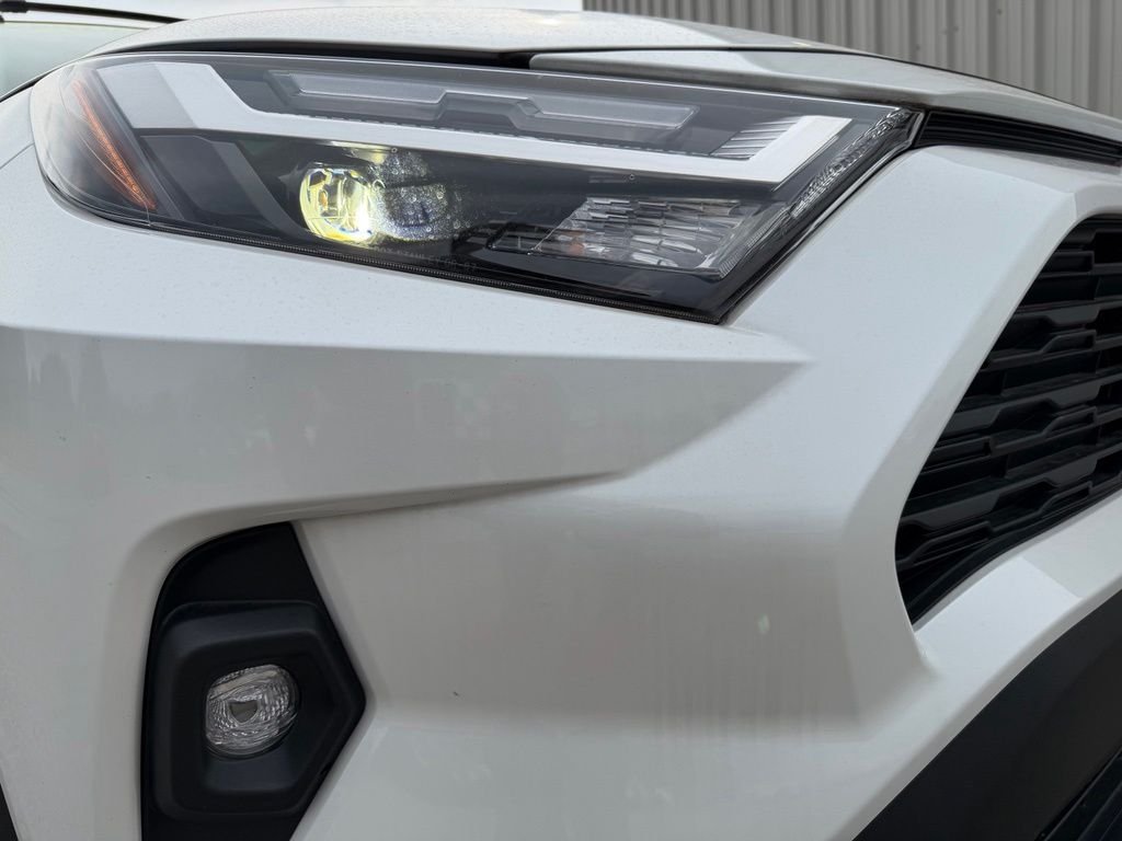 Used 2025 Beige Toyota XLE Premium image 5