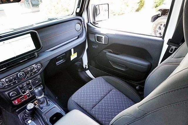 New 2026 Bright White Clear-Coat Exterior Paint Jeep Mojave image 28