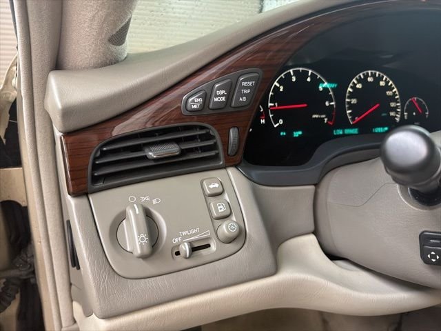 Used 2005 Light Cashmere Cadillac DHS image 36