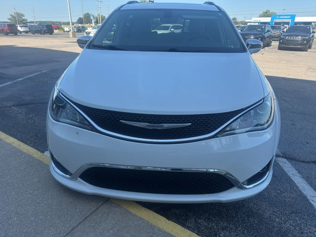 Used 2020 Bright White Clearcoat Chrysler Limited image 2