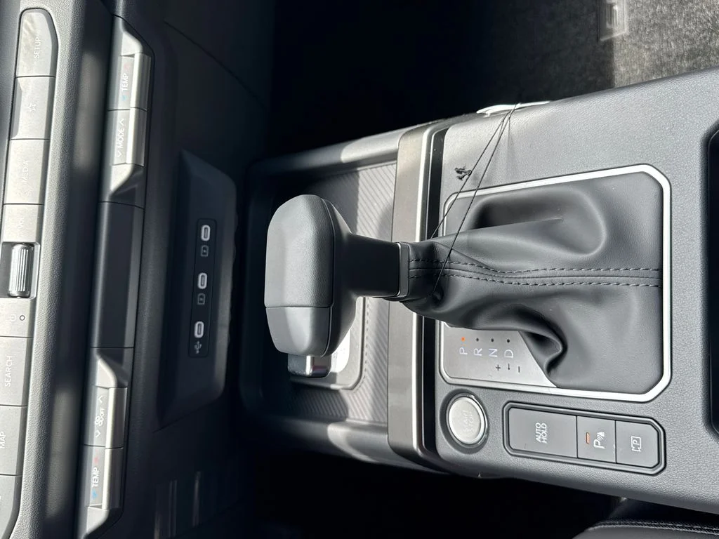 New 2027 Ivory Silver Kia EX image 31