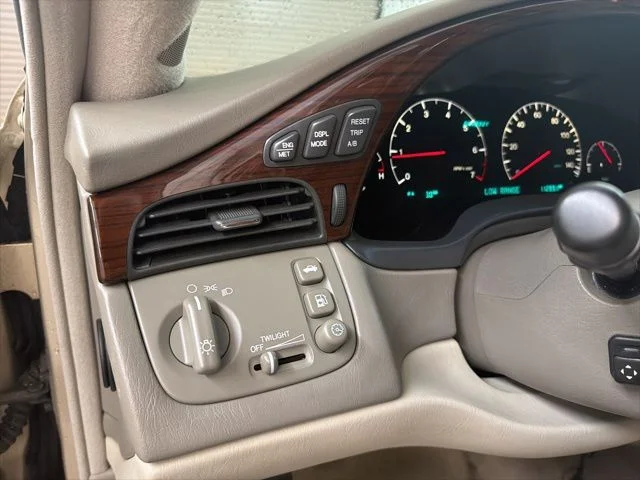 Used 2005 Light Cashmere Cadillac DHS image 36