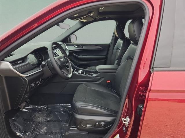 New 2025 Velvet Red Pearl-Coat Exterior Paint Jeep Altitude X image 18