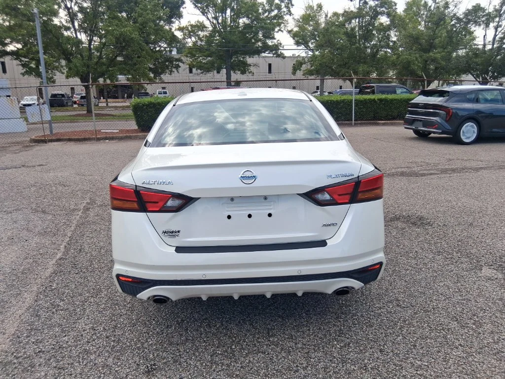 Used 2019 White Nissan 2.5 Platinum image 6