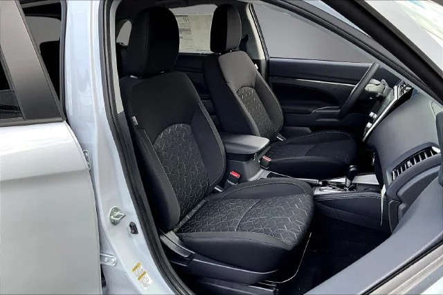 New 2027 White Mitsubishi 2.0 ES 2WD image 11