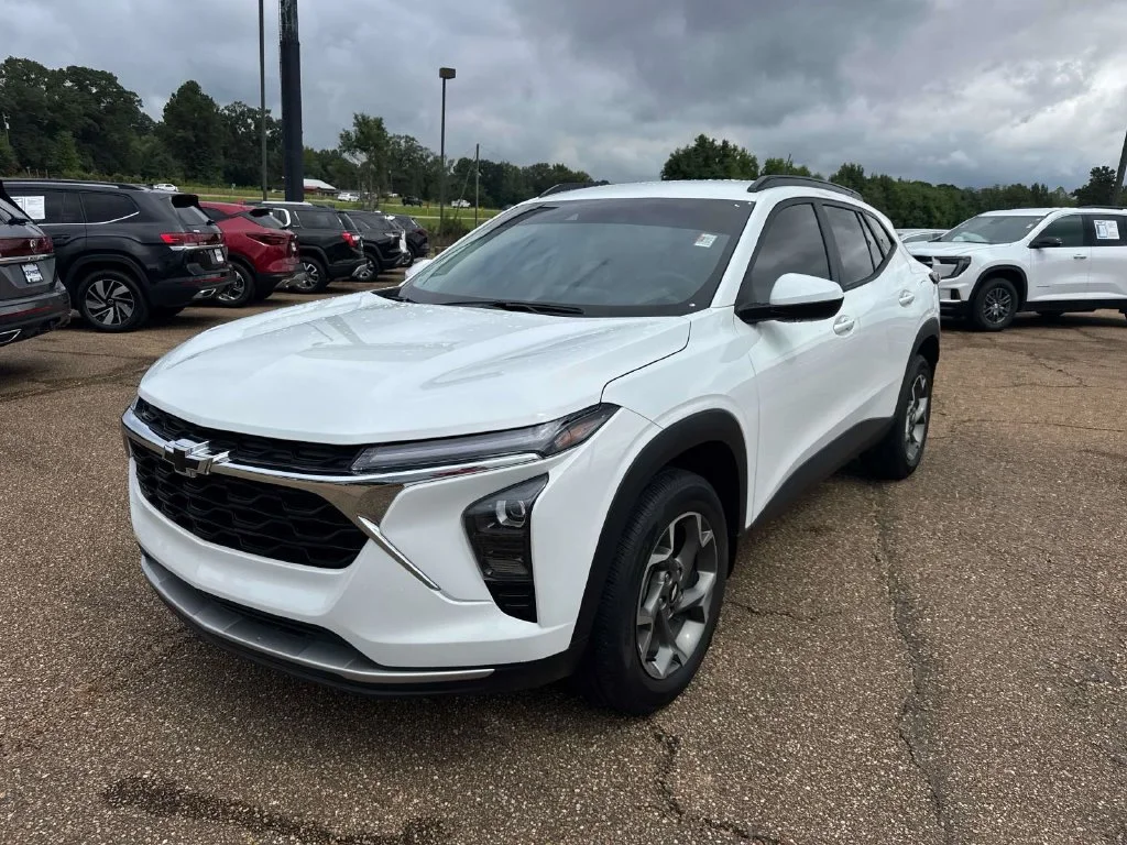 Used 2025 White Chevrolet LT image 3