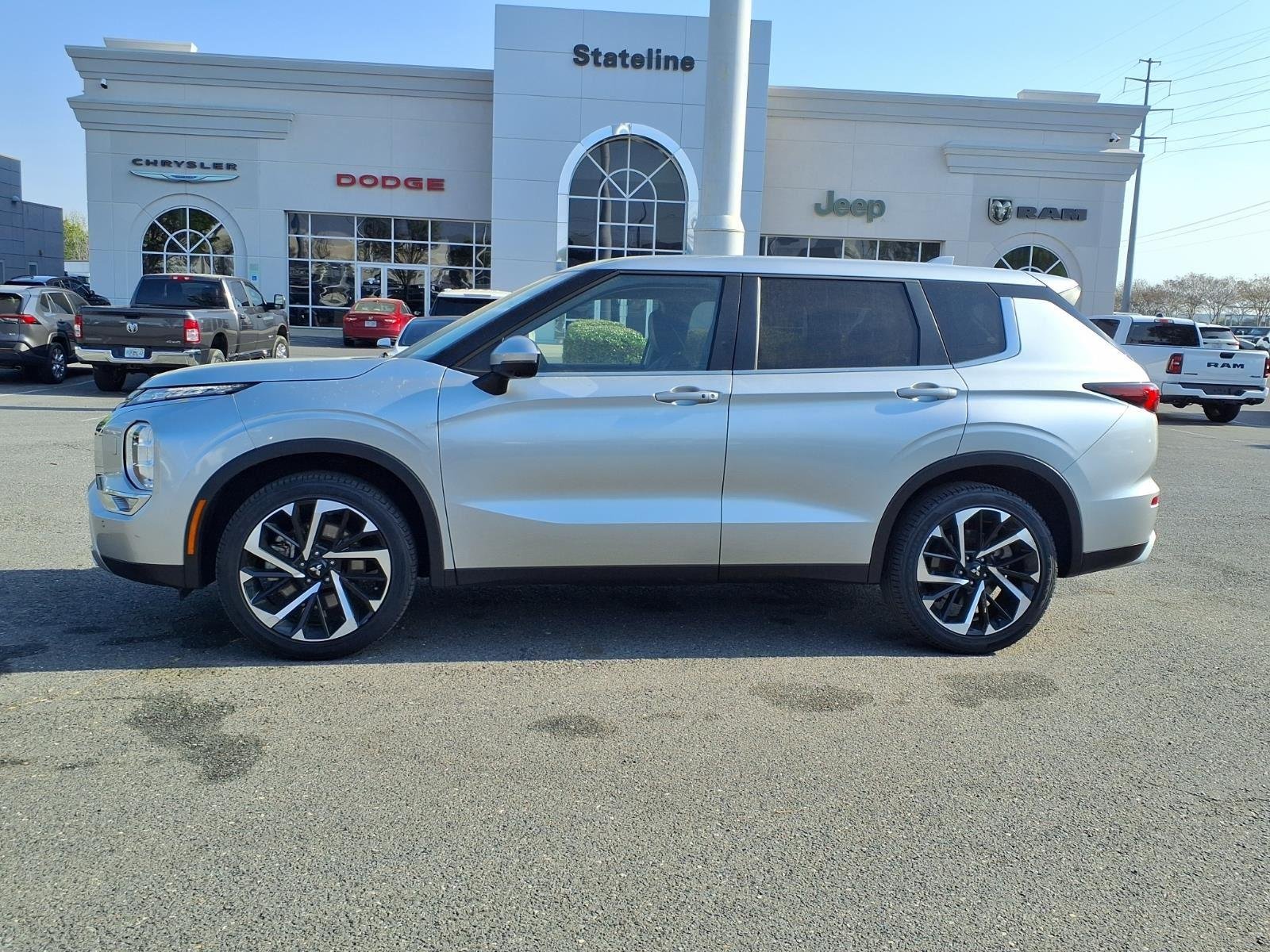 Used 2024  Mitsubishi SE image 3