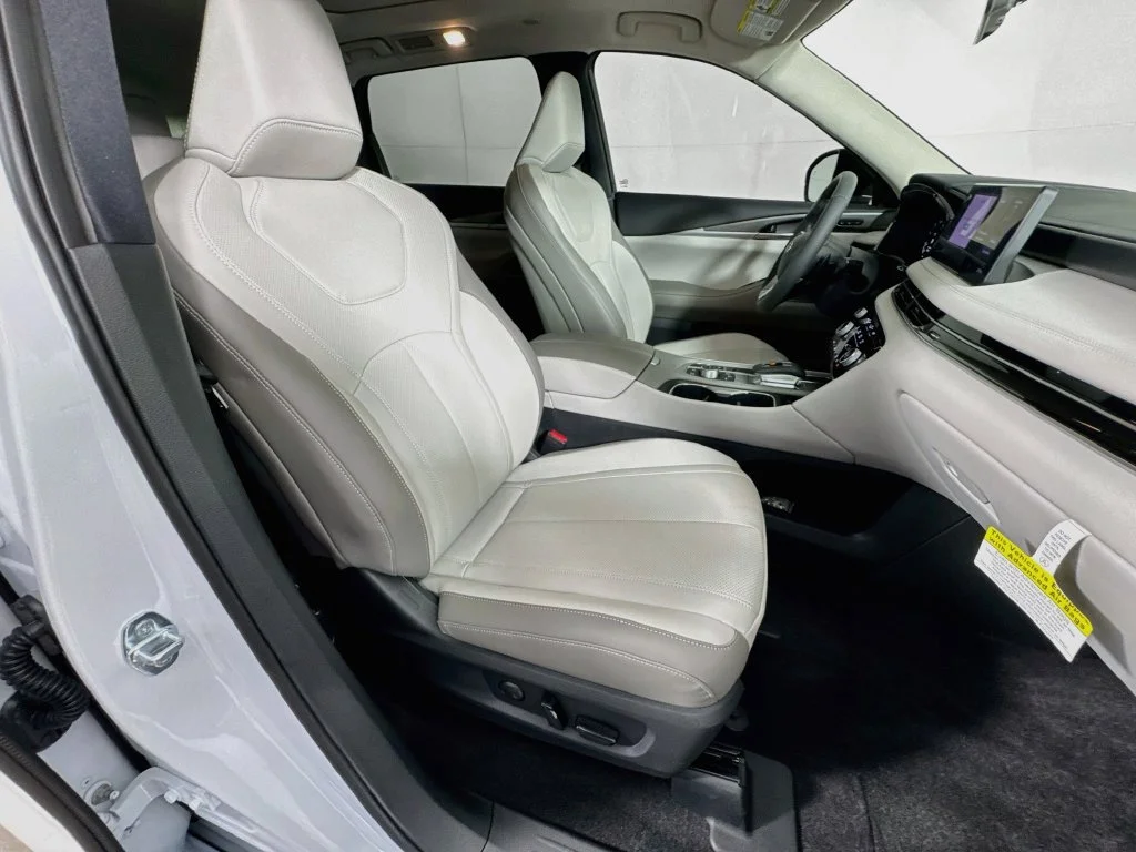 Certified Used 2027 White INFINITI PURE image 40
