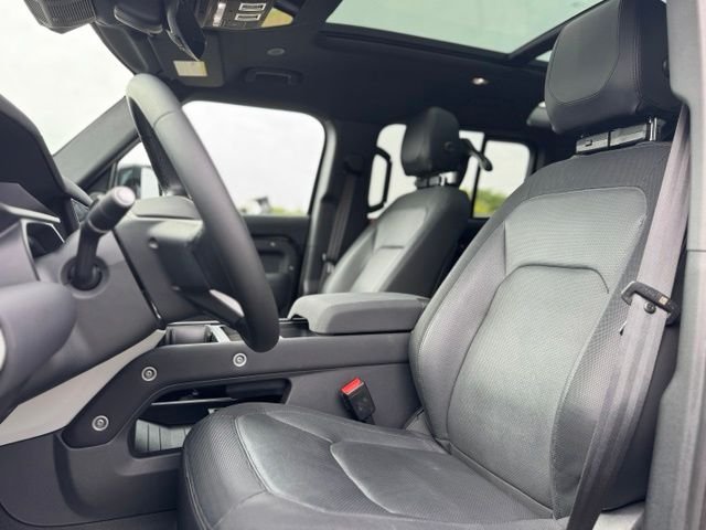 Used 2023 Black Land Rover X-Dynamic SE image 14