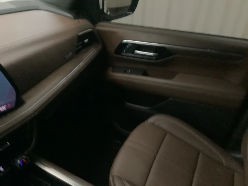 Used 2025 IRIDESCENT PEARL TRICOAT Chevrolet High Country image 24