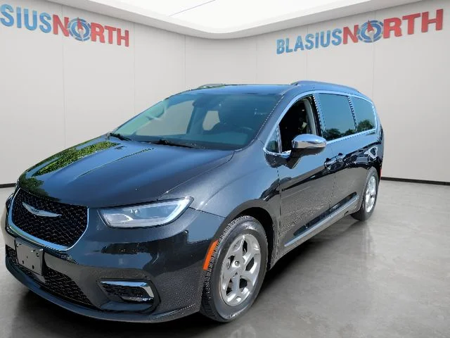 2023 Chrysler Pacifica Limited's photo