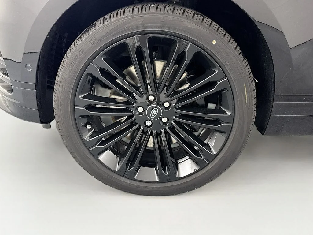 New 2026 Santorini Black Land Rover Belgravia Edition image 31