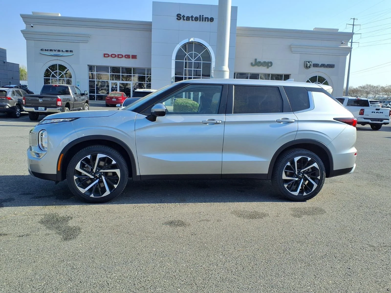 Used 2024  Mitsubishi SE image 3