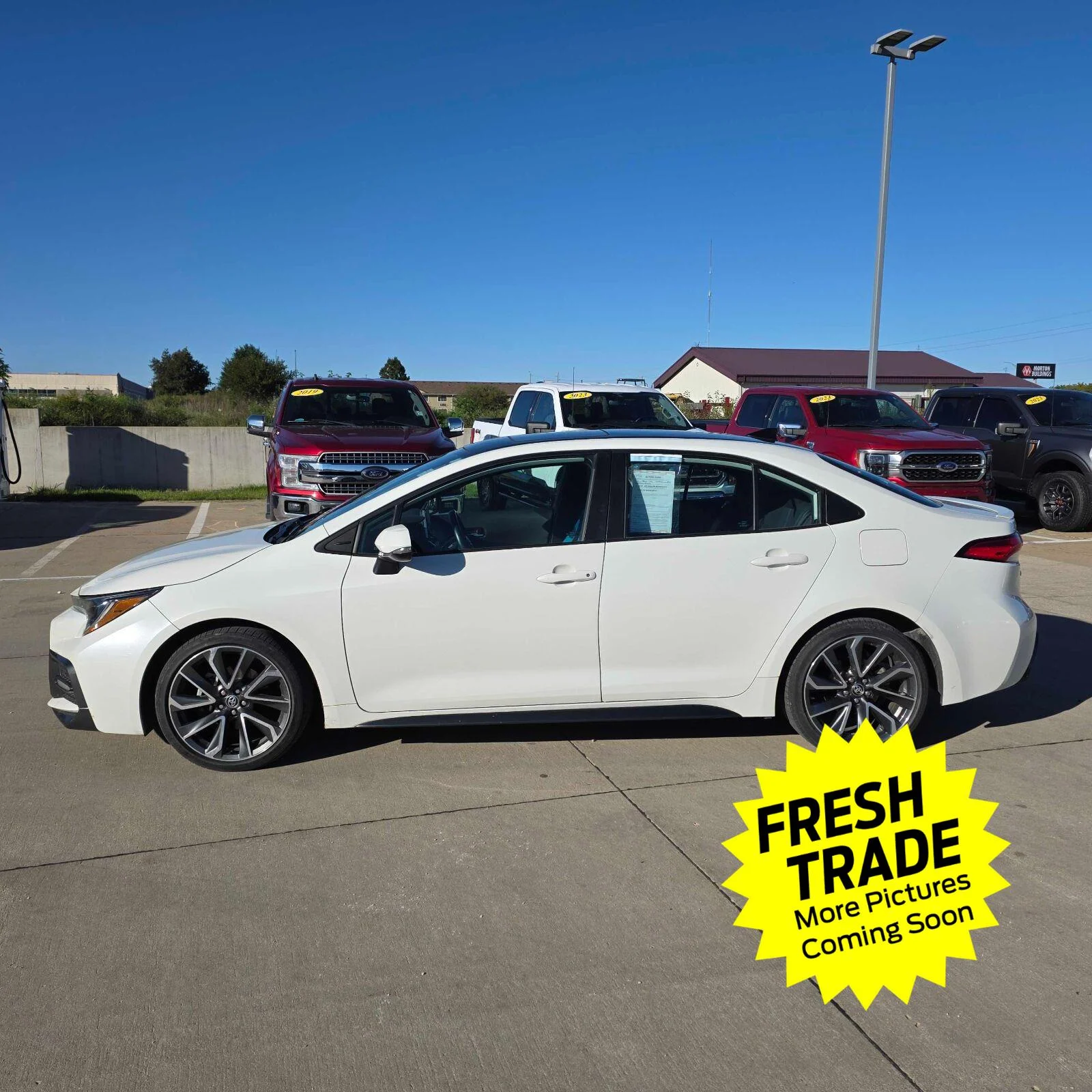 Used 2021 Blizzard Pearl w/Black Sand Pearl Roof Toyota SE image 2
