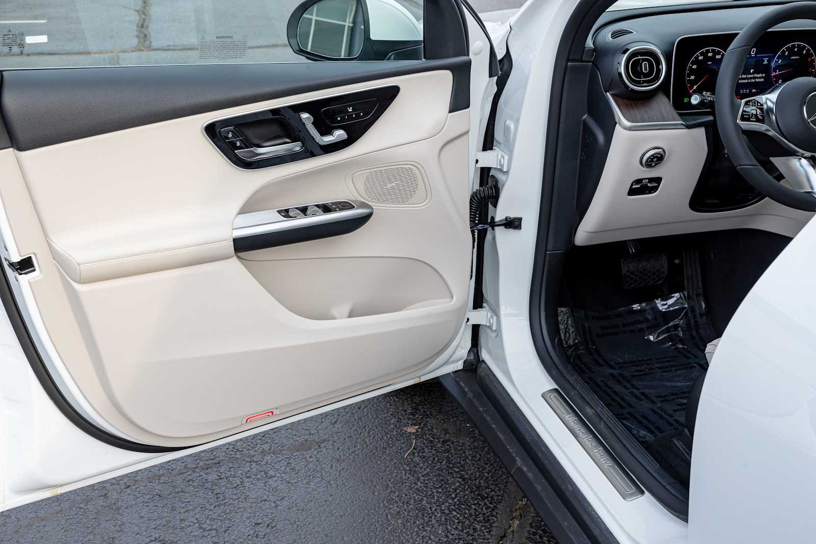 New 2026 Polar White Mercedes-Benz GLC 300 image 9