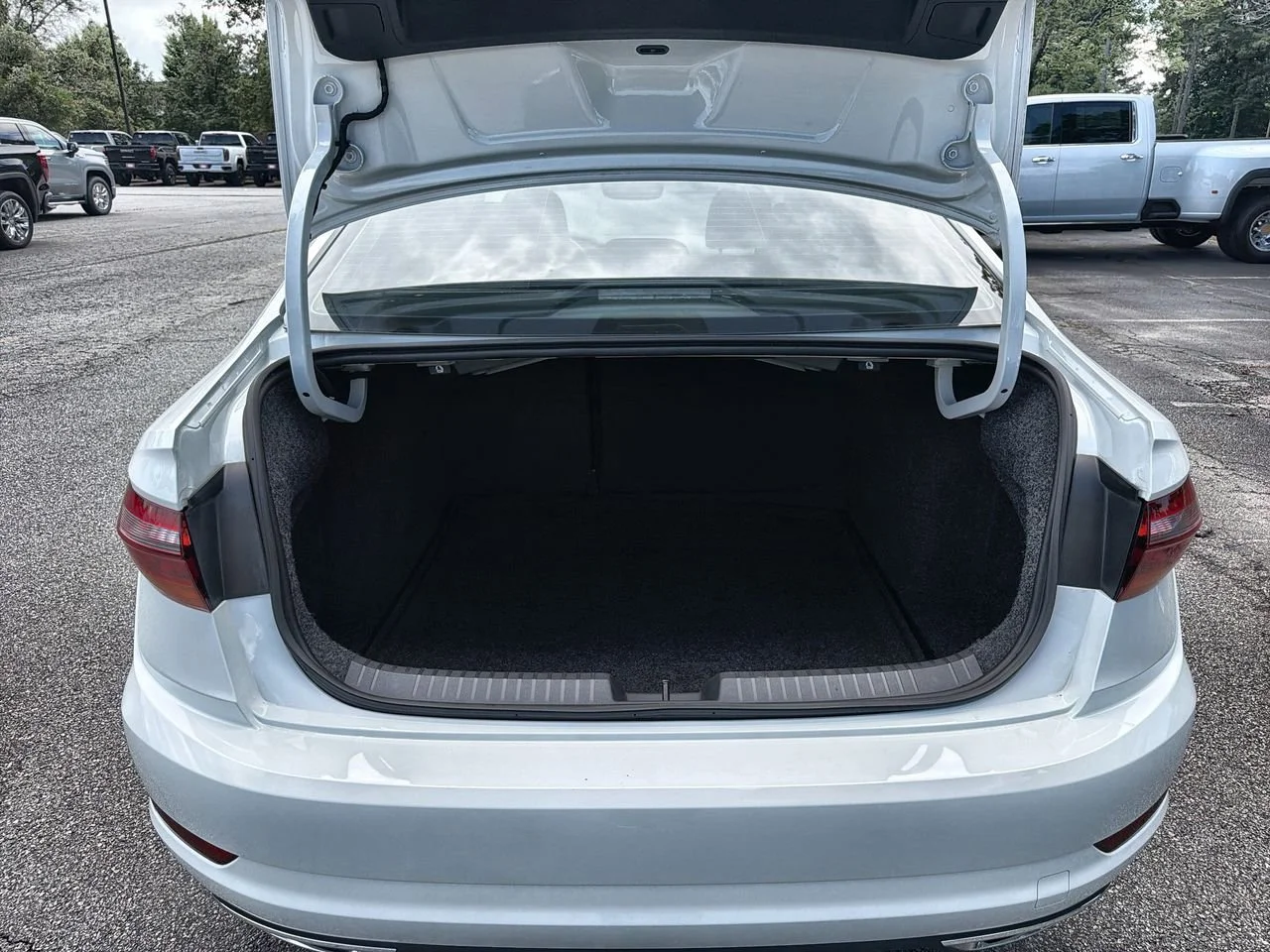 Used 2019 White Volkswagen 1.4T SEL Premium image 21