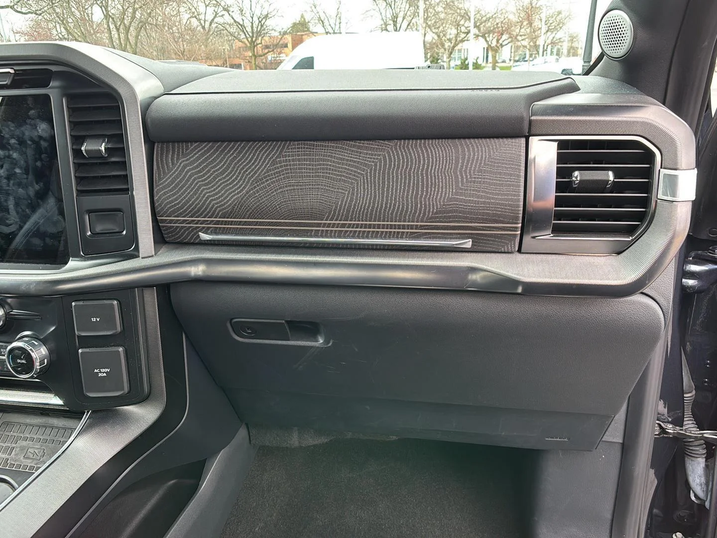 Used 2022 Smoked Quartz Metallic Tinted Clearcoat Ford Platinum image 23
