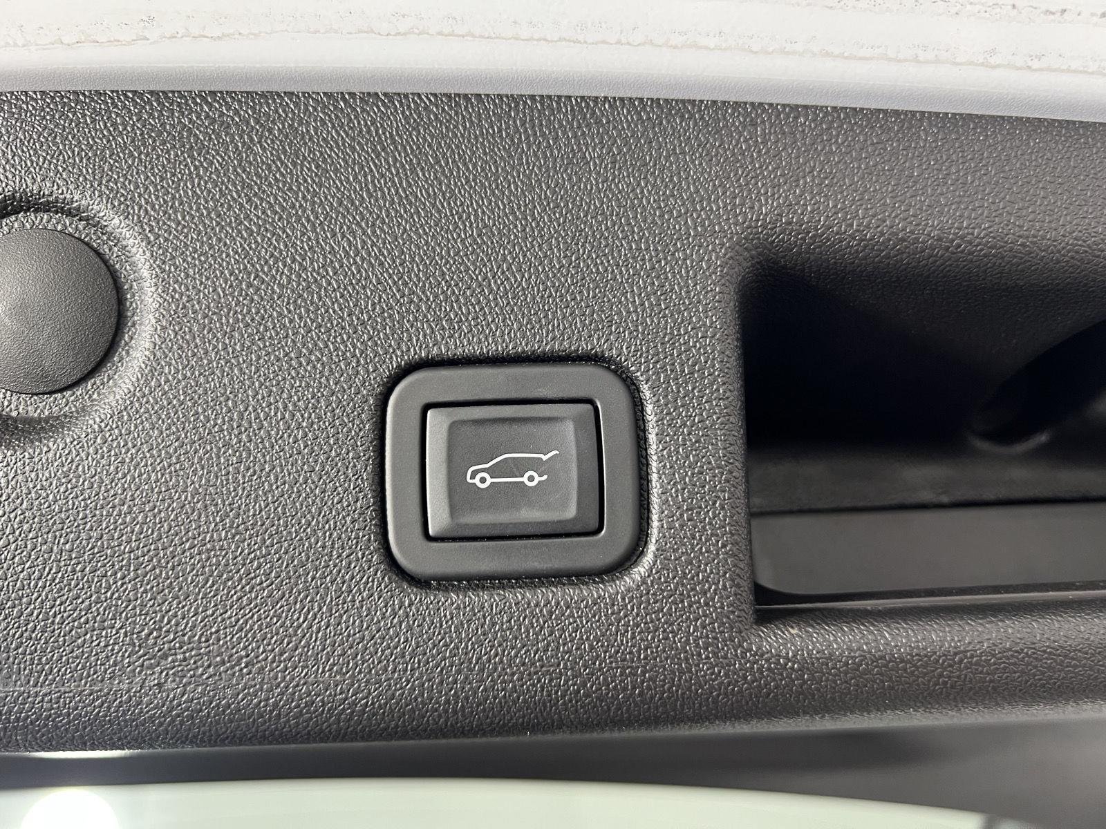 Used 2024 Summit White Chevrolet LT image 22