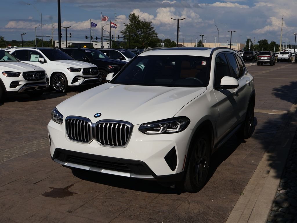 Used 2024 Alpine White BMW xDrive30i image 4