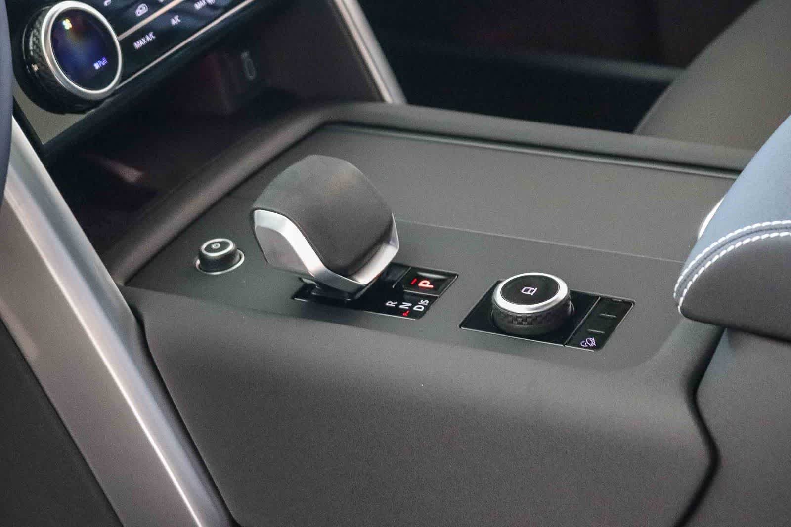 New 2026 Carpathian Grey Land Rover Dynamic SE image 19