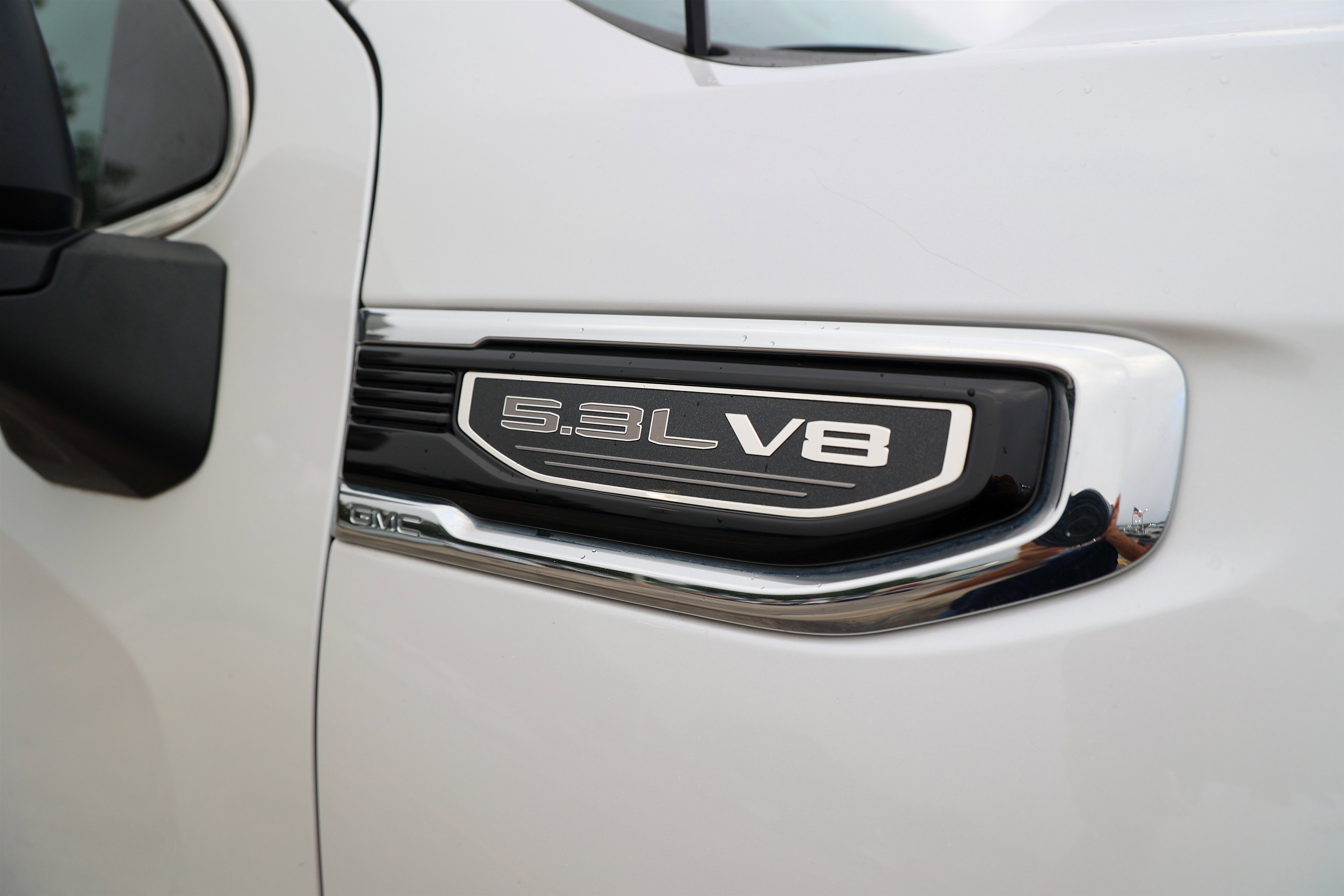 Used 2024 White Frost Tricoat GMC SLT image 10