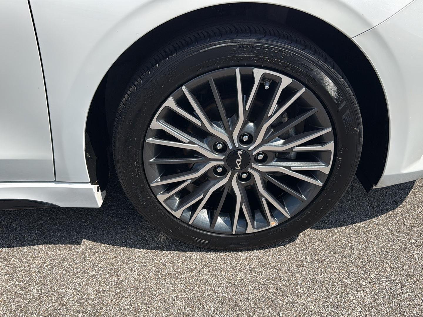 Used 2024 Snow White Pearl Kia GT-Line image 29