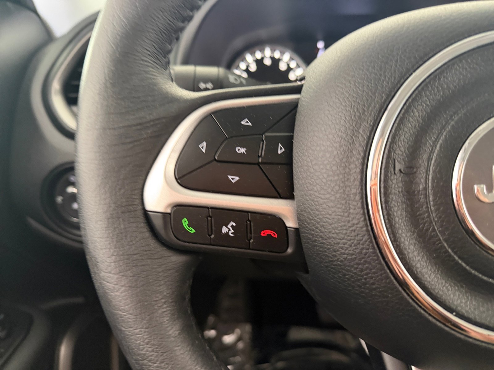 Certified Used 2023 Black Clearcoat Jeep Latitude image 11