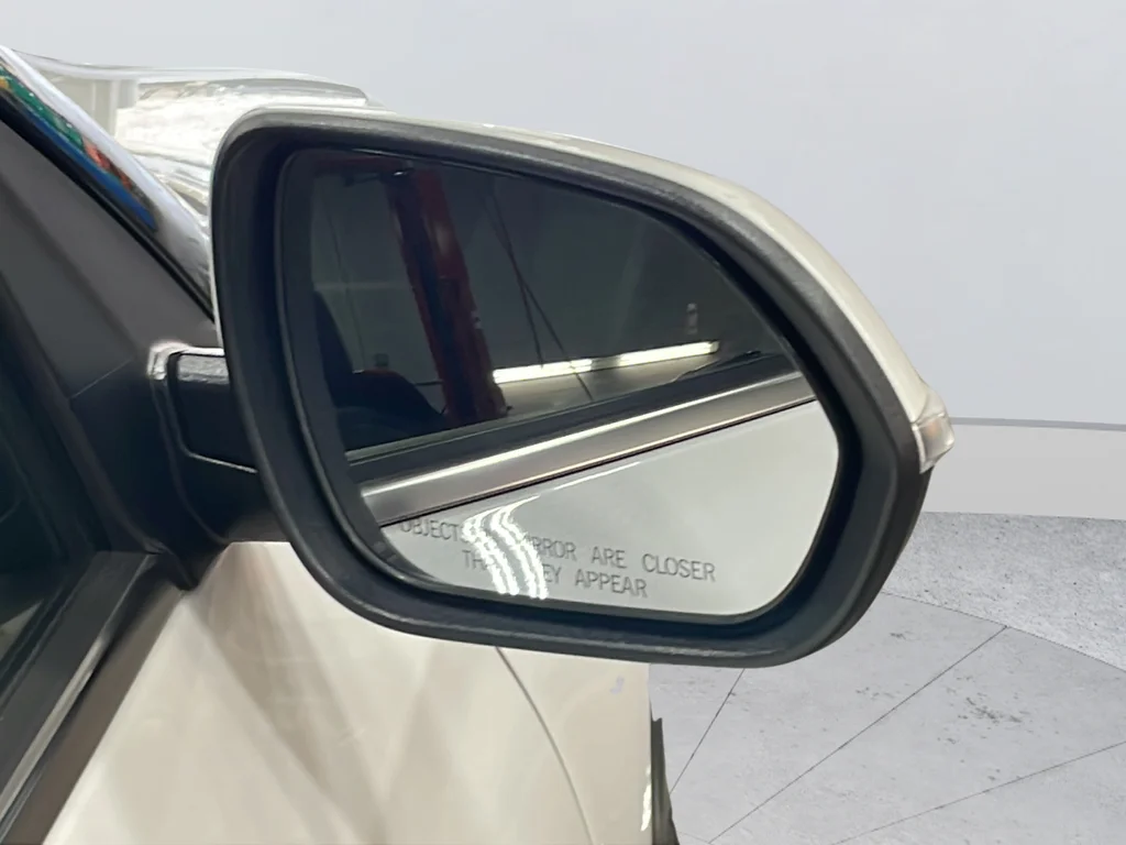 Used 2024 White Kia S image 42