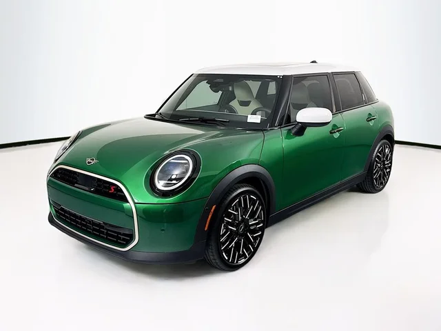 New 2026 MINI 4 Door Signature Plus Sportshatch in Tempe #N05235