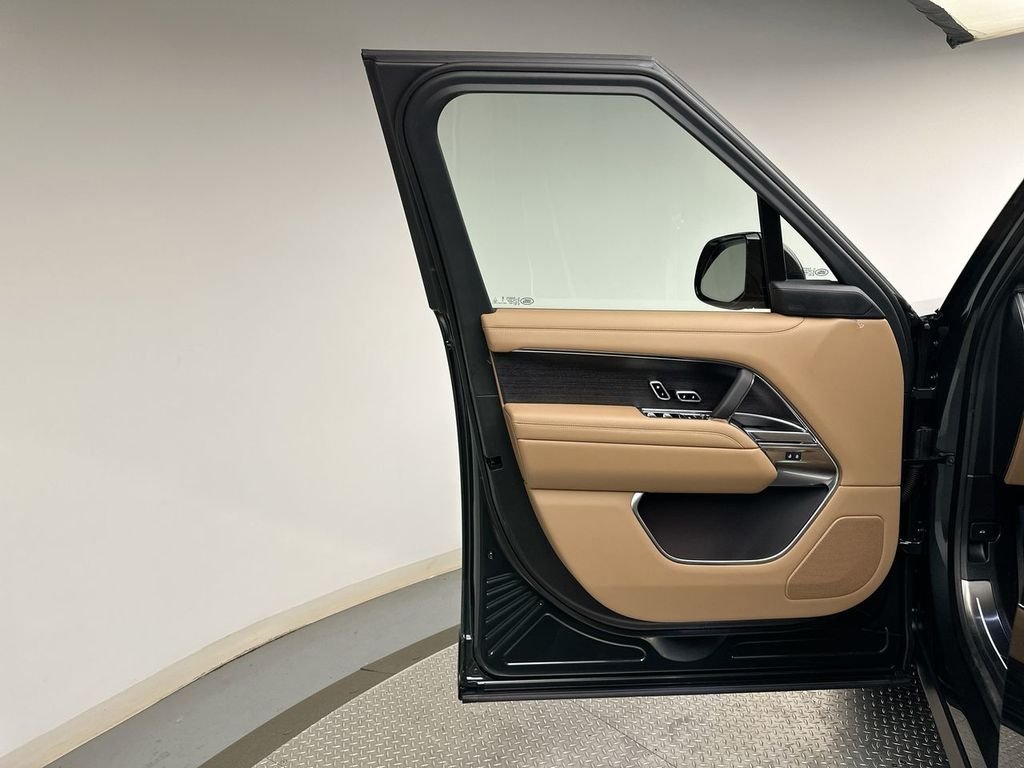 New 2026 Belgravia Green Land Rover SE image 9