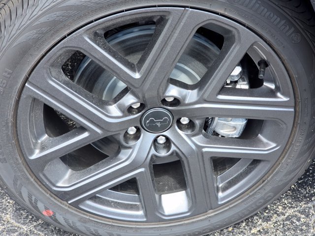 New 2026 Diamond Black Crystal Pearl-Coat Exterior Paint Jeep Limited image 24