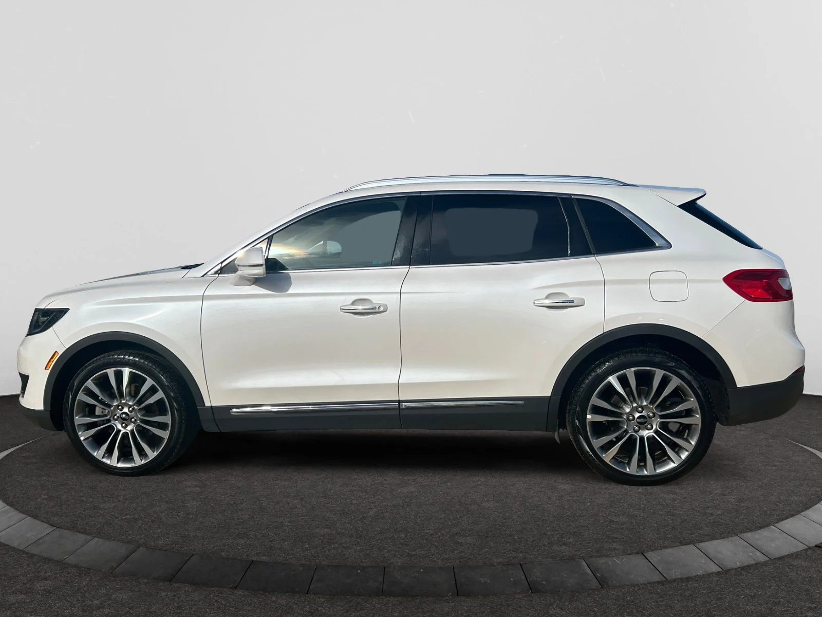 Used 2018 WHITE Lincoln RESERVE AWD image 2